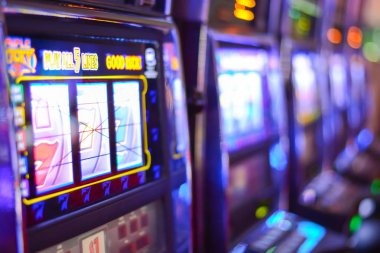 Wolf Gold slot game interface on jakajitu showing reels and payline structure